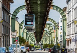 Schwebebahn fährt über der Straße in Wuppertal-Vohwinkel