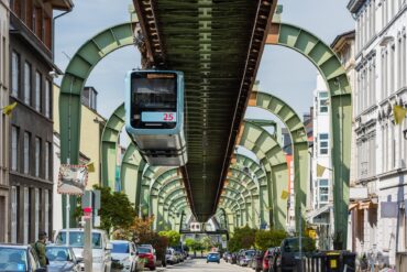 Schwebebahn fährt über der Straße in Wuppertal-Vohwinkel