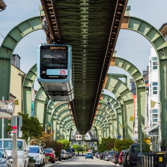 Schwebebahn fährt über der Straße in Wuppertal-Vohwinkel