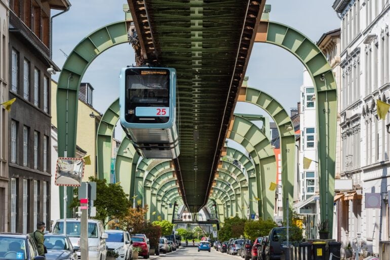 Schwebebahn fährt über der Straße in Wuppertal-Vohwinkel