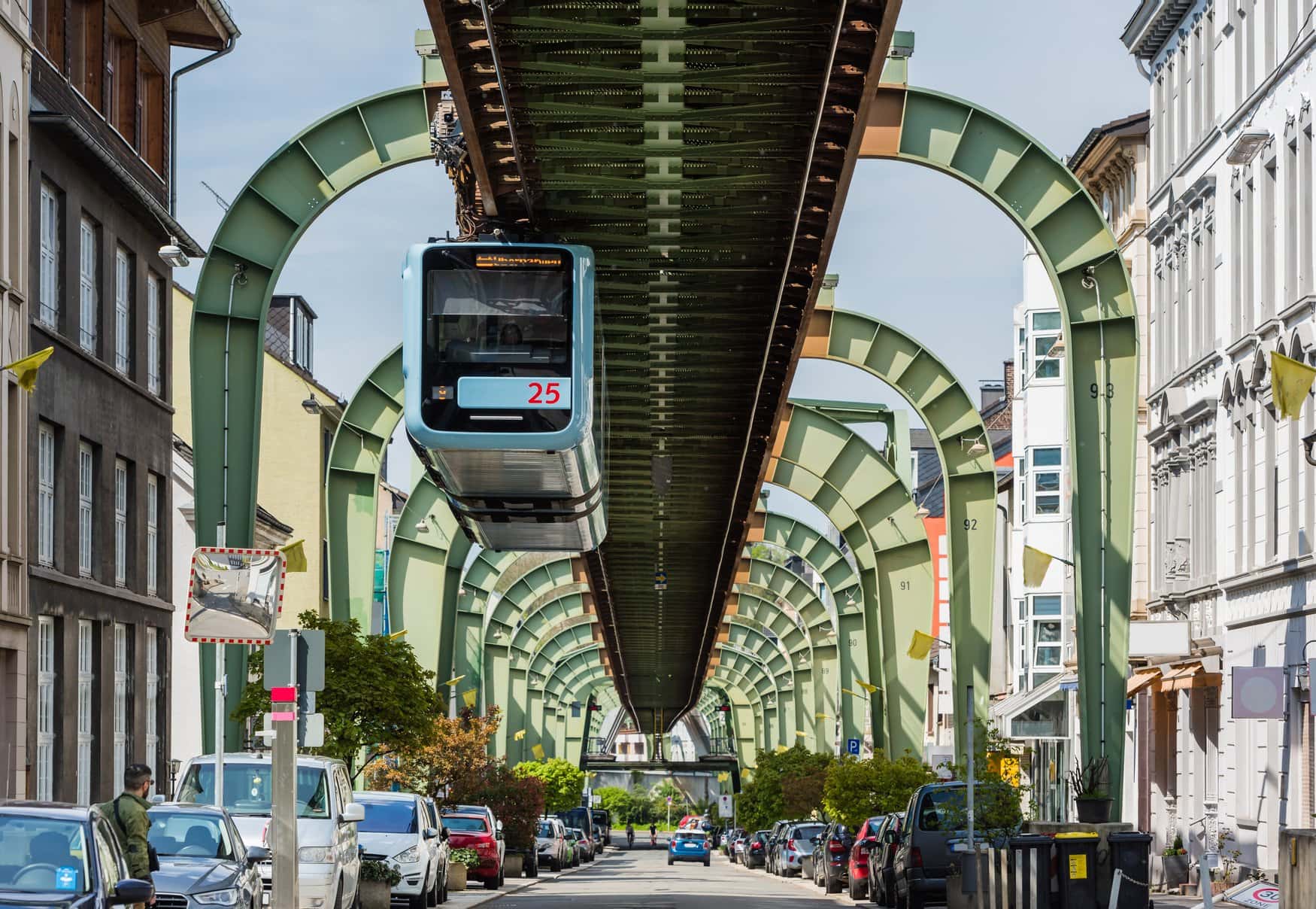 Schwebebahn fährt üb
