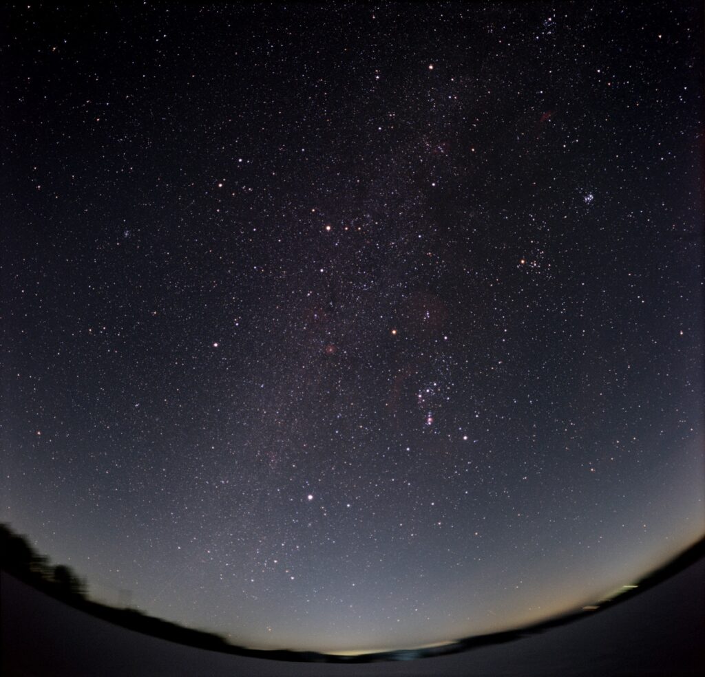 Eine Nachtaufnahme des klaren Sternenhimmels über der Schwäbischen Alb. Eine Krümmung am unteren Bildrand zeigt, dass das Bild mit einer Fish-Eye-Linse aufgenommen wurde.