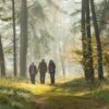 Drei Menschen in Outdoorkleidung wandern durch ein herbstliches Waldstück in der Lüneburger Heide.