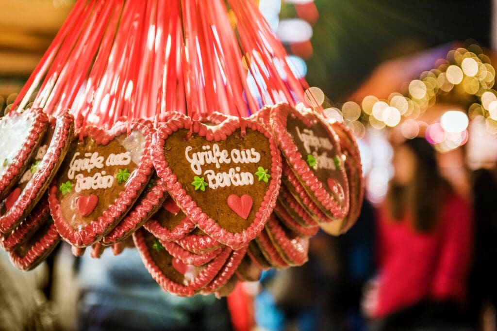 A bunch of Lebkuchen hearts on a christmas market stand, saying "Grüße aus Berlin" (greetings from Berlin)