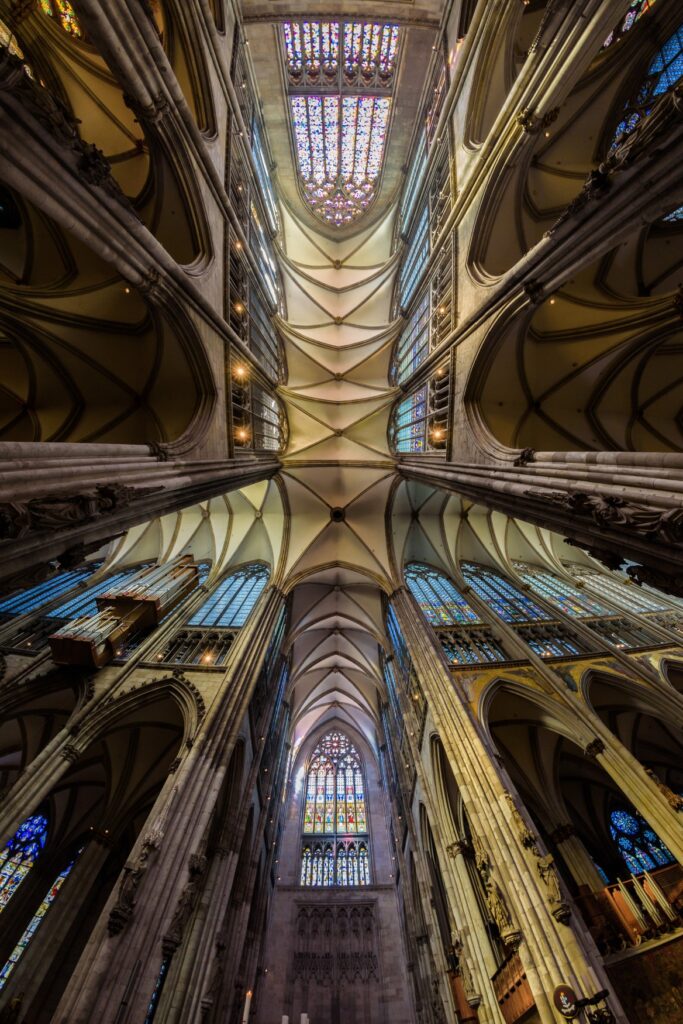 The crossing at the ceiling of Cologne Cathedral, photographed with a wide-angle lens.