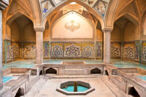 Ein Hamam-Raum mit reichen Verzierungen an den Wänden.