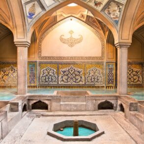 Ein Hamam-Raum mit reichen Verzierungen an den Wänden.