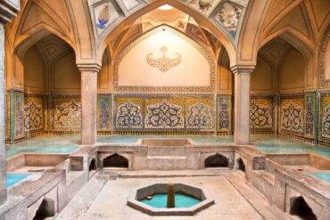Ein Hamam-Raum mit reichen Verzierungen an den Wänden.
