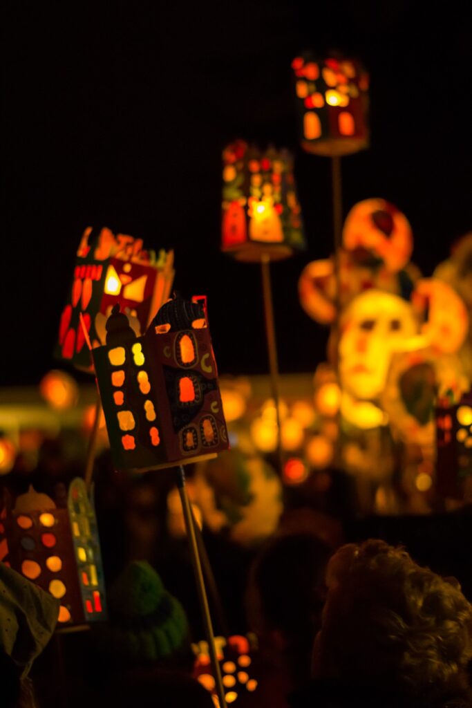 Detailaufnahme mehrerer selbstgebastelter Laternen, die in der Dunkelheit leuchten.