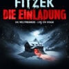 Plakatgrafik für das Theaterstück "Die Einladung" von Sebastian Fitzek; Zwischen verschneiten Bergen in der Nacht betritt eine Person ein kleines Hotel, aus dessen Tür ein rotes Licht scheint.