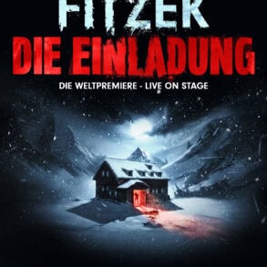 Plakatgrafik für das Theaterstück "Die Einladung" von Sebastian Fitzek; Zwischen verschneiten Bergen in der Nacht betritt eine Person ein kleines Hotel, aus dessen Tür ein rotes Licht scheint.