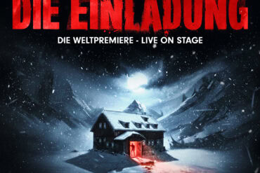 Plakatgrafik für das Theaterstück "Die Einladung" von Sebastian Fitzek; Zwischen verschneiten Bergen in der Nacht betritt eine Person ein kleines Hotel, aus dessen Tür ein rotes Licht scheint.