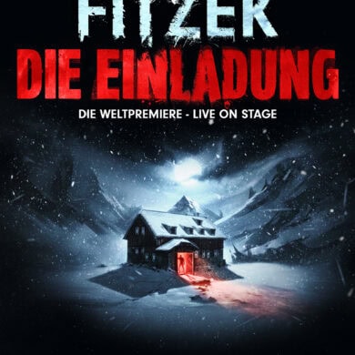 Plakatgrafik für das Theaterstück "Die Einladung" von Sebastian Fitzek; Zwischen verschneiten Bergen in der Nacht betritt eine Person ein kleines Hotel, aus dessen Tür ein rotes Licht scheint.