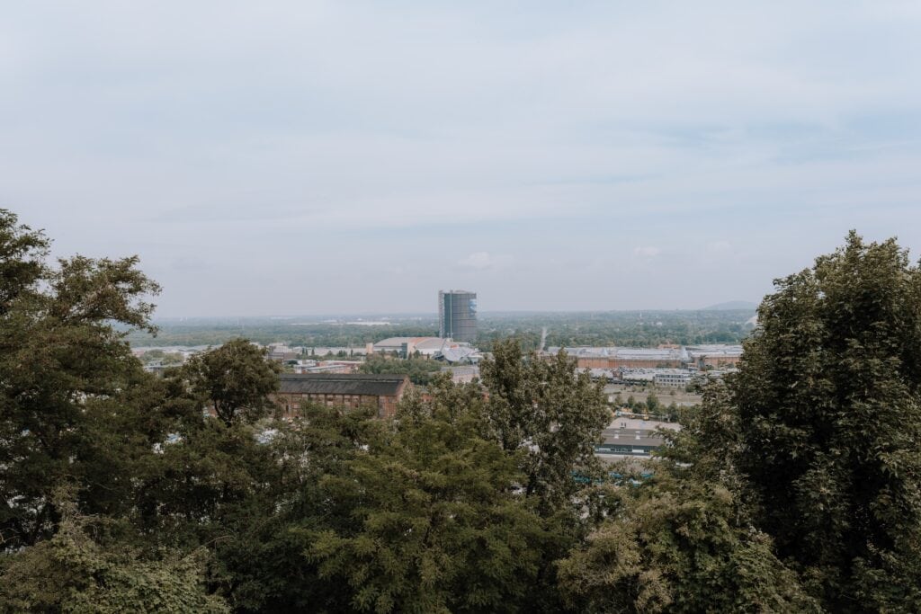 Ausblick von der Knappenhalde auf Oberhausen, im Zentrum der Gasometer.