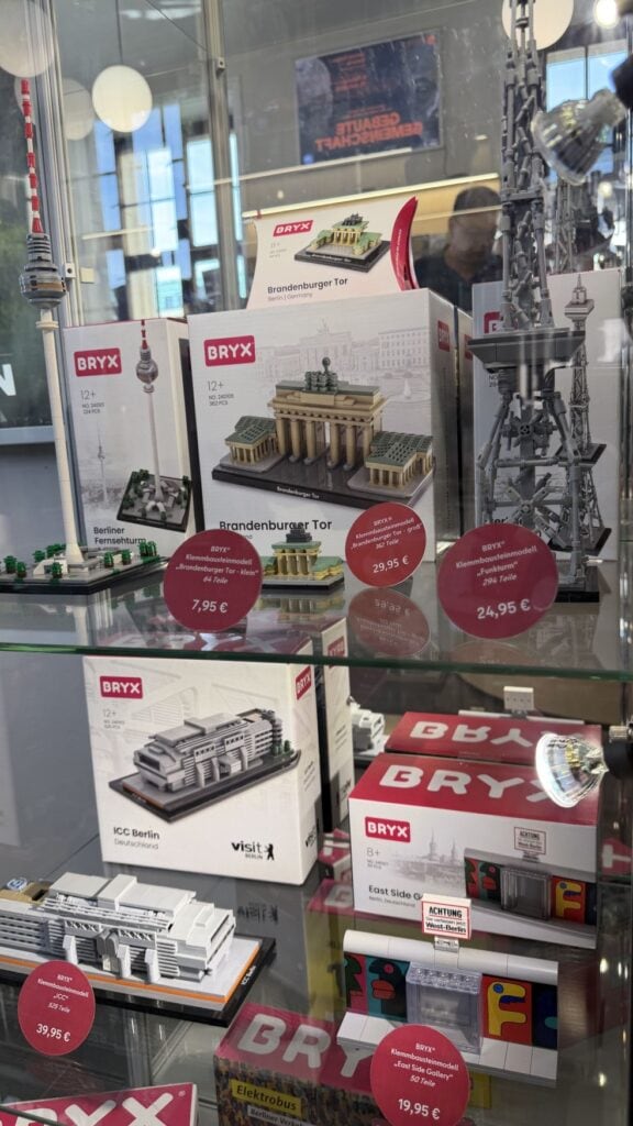 Eine Vitrine mit verschiedenen Sets des Berliner Klemmbaustein-Herstellers Bryx. Die Sets lassen sich zu verschiedenen Sehenswürdigkeiten in Berlin zusammenbauen.