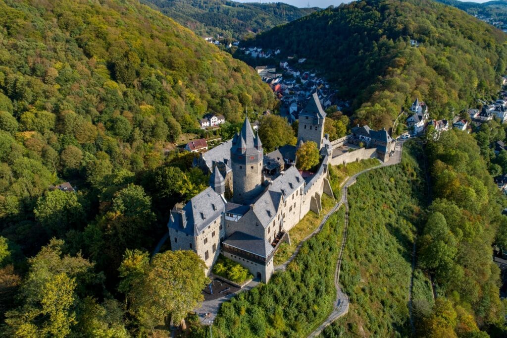 Die Burg Altena im Sauerland aus der Luftaufgenommen; eine gute erhaltene Höhenburg mitten in einem Waldstück