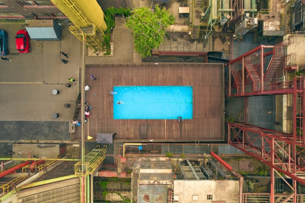Drohnensicht auf das Werksschwimmbad in Zollverein in Essen, ein Freibad das in zwei Frachtcontainer eingebaut wurde.