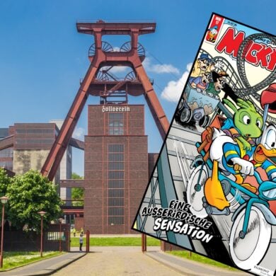 Der große Doppelbock-Förderturm der Zeche Zollverein, dahinter das Hauptgebäude. Vor das Bild wurde das Cover des Micky Maus Magazins gelegt, das Donald Duck auf einem Fahrrad zeigt.