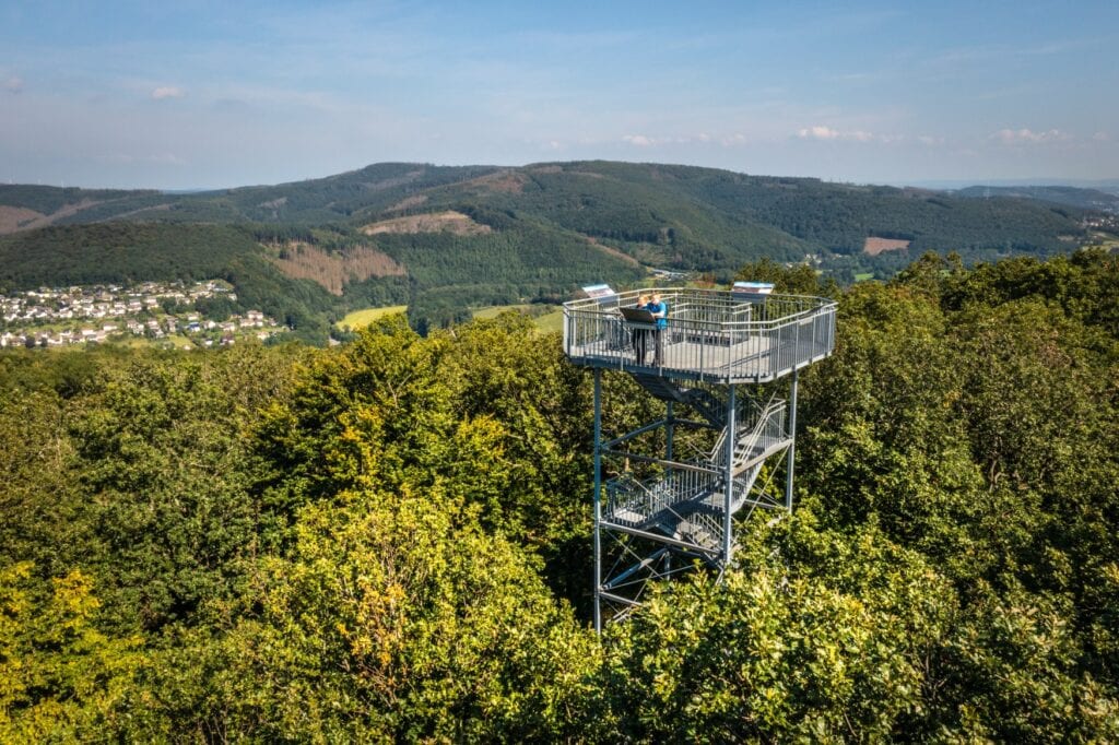 Zwei Wanderer stehen auf der Aussichtsplattform des Ottoturms im Westerwald