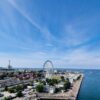 Panoramablick auf Rostock-Warnemünde, mit prominentem Riesenrad in der Mitte