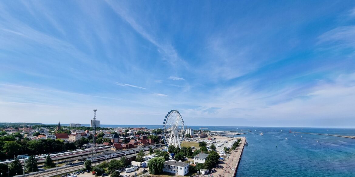 Panoramablick auf Rostock-Warnemünde, mit prominentem Riesenrad in der Mitte