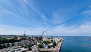 Panoramablick auf Rostock-Warnemünde, mit prominentem Riesenrad in der Mitte