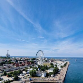 Panoramablick auf Rostock-Warnemünde, mit prominentem Riesenrad in der Mitte