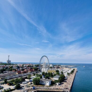 Panoramablick auf Rostock-Warnemünde, mit prominentem Riesenrad in der Mitte