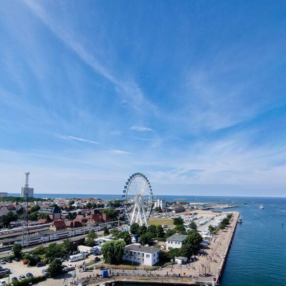 Panoramablick auf Rostock-Warnemünde, mit prominentem Riesenrad in der Mitte