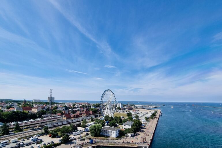 Panoramablick auf Rostock-Warnemünde, mit prominentem Riesenrad in der Mitte
