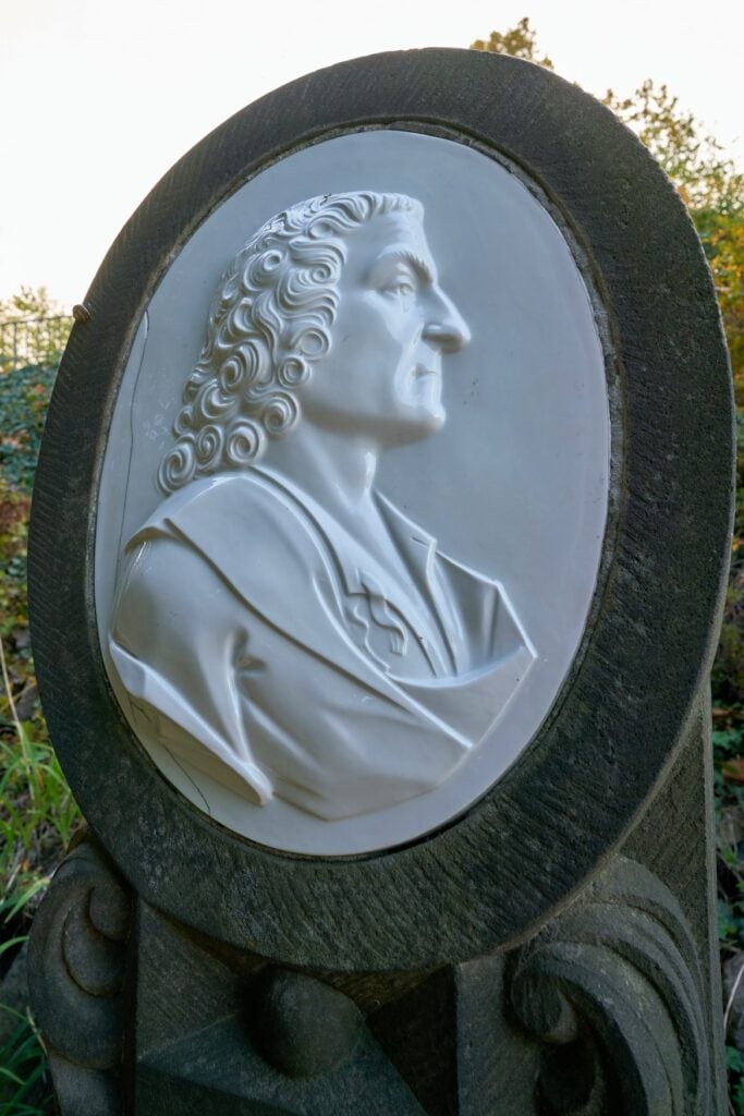 Denkmal für Johann Friedrich Böttger in Meissen: ein ovales Porzellanrelief mit seinem Profilbildnis, eingefasst in einen steinernen Rahmen.