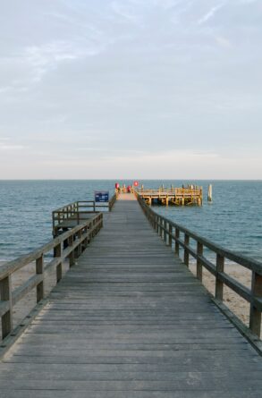 Ein hölzerner Steg auf der Insel Föhr führt auf die Nordsee hinaus.