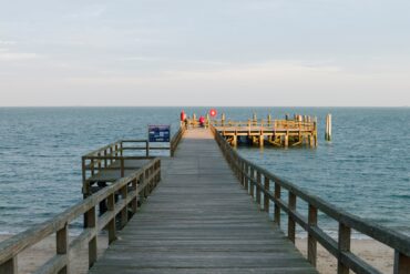 Ein hölzerner Steg auf der Insel Föhr führt auf die Nordsee hinaus.