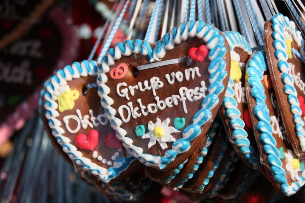 Lebkuchenherzen mit dem Schriftzug Gruß vom Oktoberfest hängen dicht an dicht an einem Verkaufsstand.