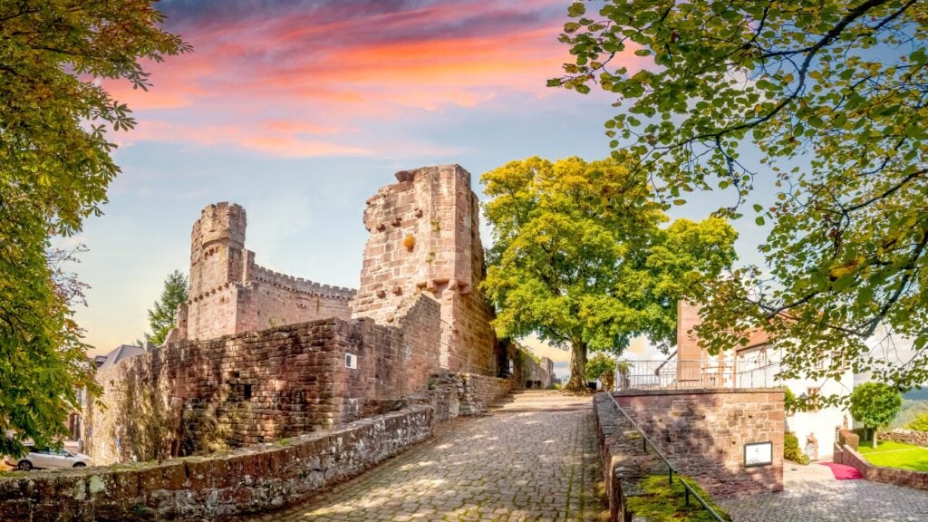 Die Burgruine Dilsberg unterm roten Abendhimmel