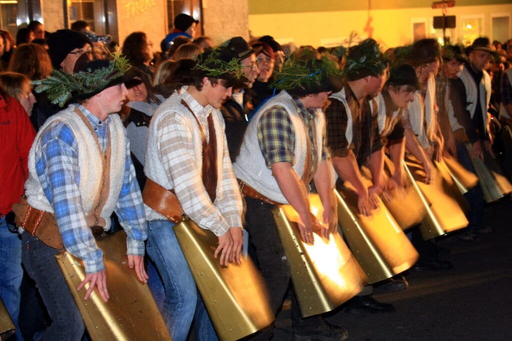 Traditionelles Wolfauslassen mit großen Kuhglocken im Bayerischen Wald.