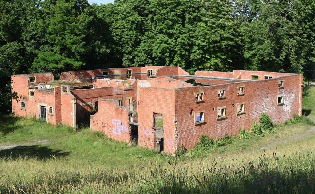 Die Ruine des Pferdestalls beim Landgut Marienwahl; ein quadratischer Bau aus Ziegeln, der weder Fenster, Türen noch Dach aufweist.