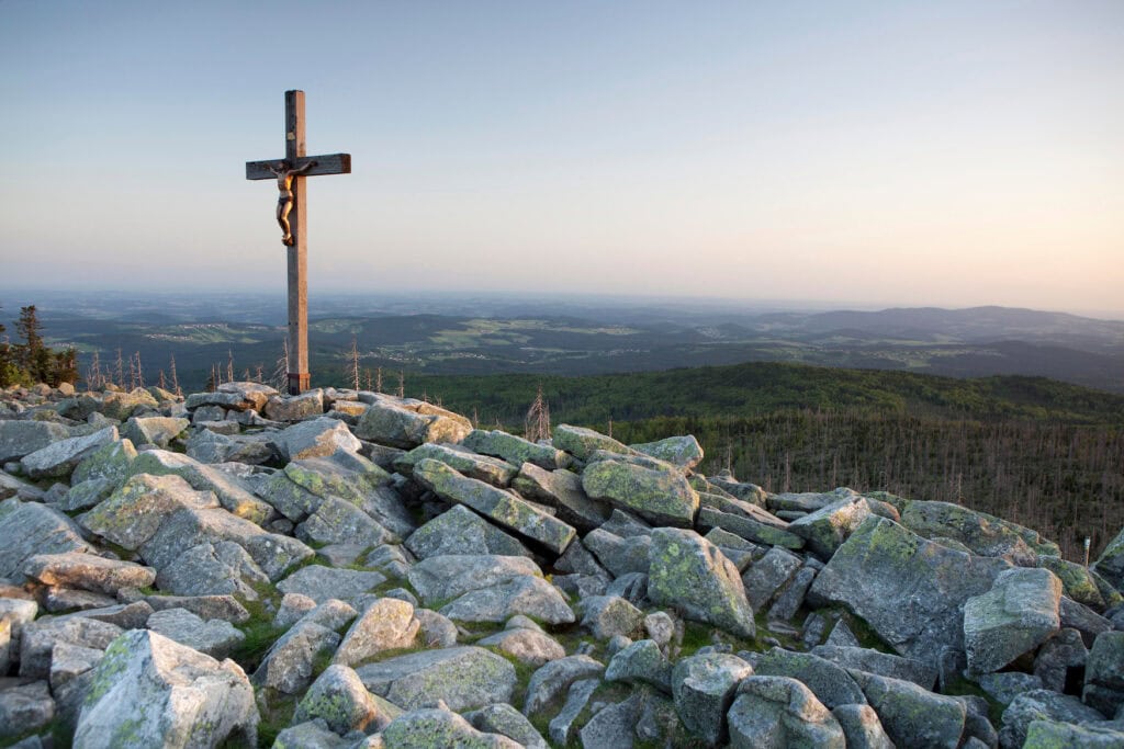 Gipfelkreuz auf dem Lusen mit Felsenmeer und weitem Blick über den Bayerischen Wald.