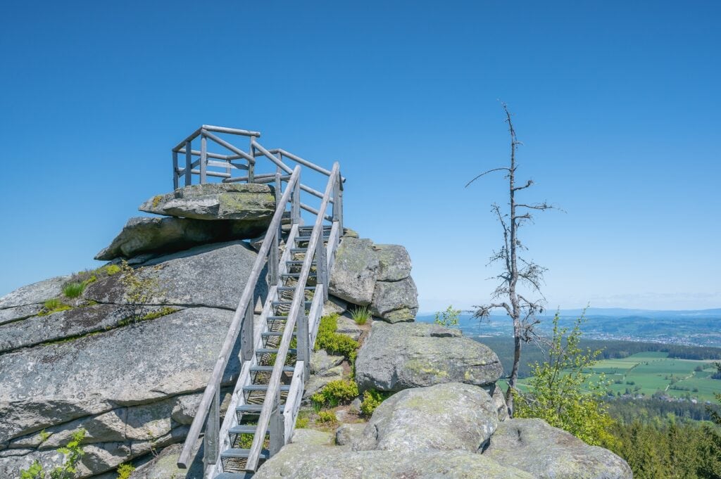 Granitfelsen und Ausblick an der Großen Kösseine im Fichtelgebirge.