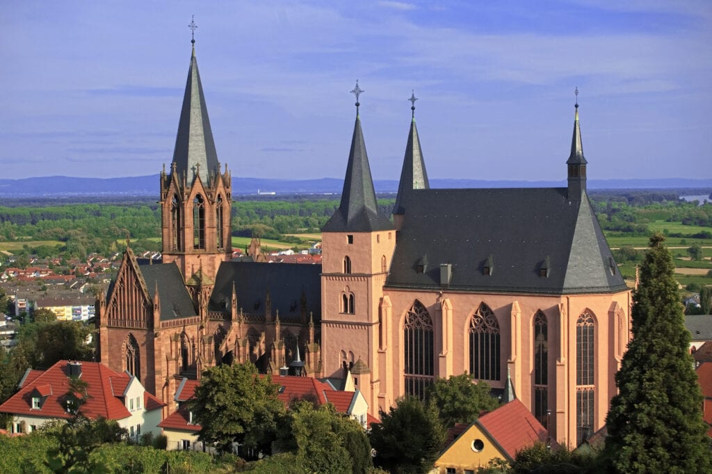 Wandern in Rheinhessen: Blick auf die gotische Katharinenkirche in Oppenheim mit ihren markanten Türmen und großen Kirchenfenstern.