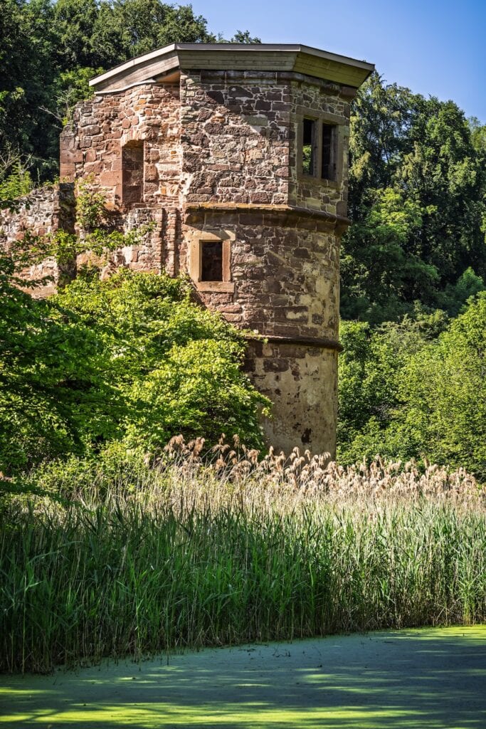Lost Places in Baden-Württemberg: Ruine des Wasserschlosses Menzingen in Kraichtal mit historischen Steinmauern und leeren Fensteröffnungen.