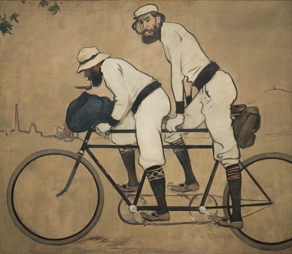 Ramon Casas, „Ramon Casas und Pere Romeu auf einem Tandem”, 1897: Zwei bärtige Männer in weißer Radkleidung und dunklen Kniestrümpfen fahren auf einem Tandem vor ockerfarbenem Grund, der vordere raucht Pfeife, der hintere blickt zum Betrachter.