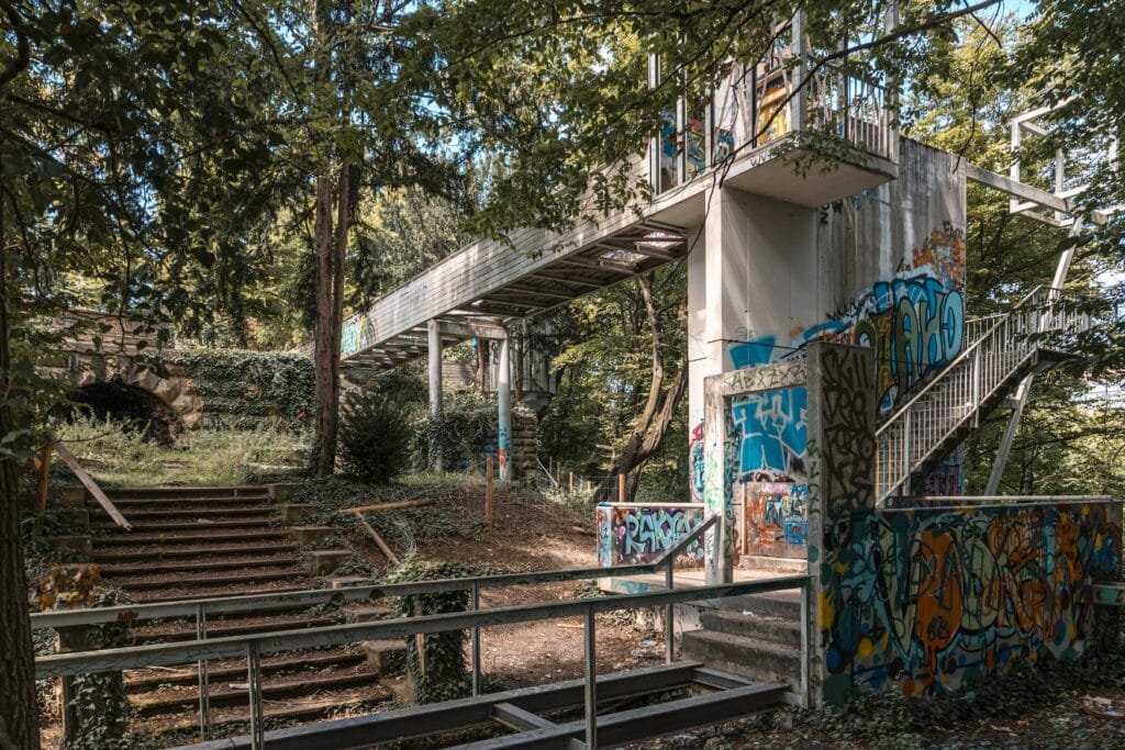 Lost Places in Baden-Württemberg: Mit Graffiti besprühte Treppen und Laufstege der Kunststation Villa Moser im Stuttgarter Leibfriedschen Garten.